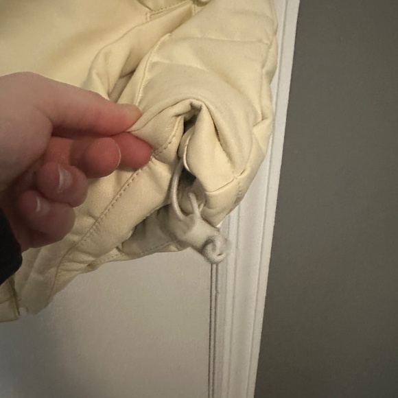 Hollister women's ultimate vegan lather puffer vest medium (095) - Picture 3 of 6